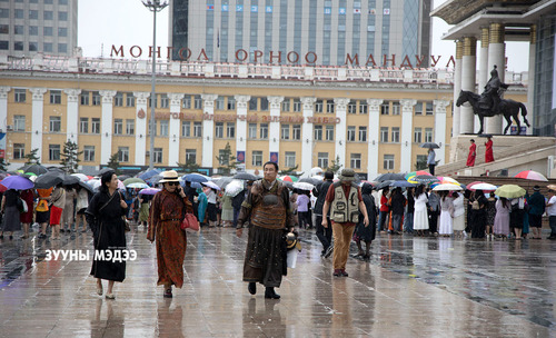 Дээлтэй монгол, шагналын хуртай Сүхбаатарын талбай